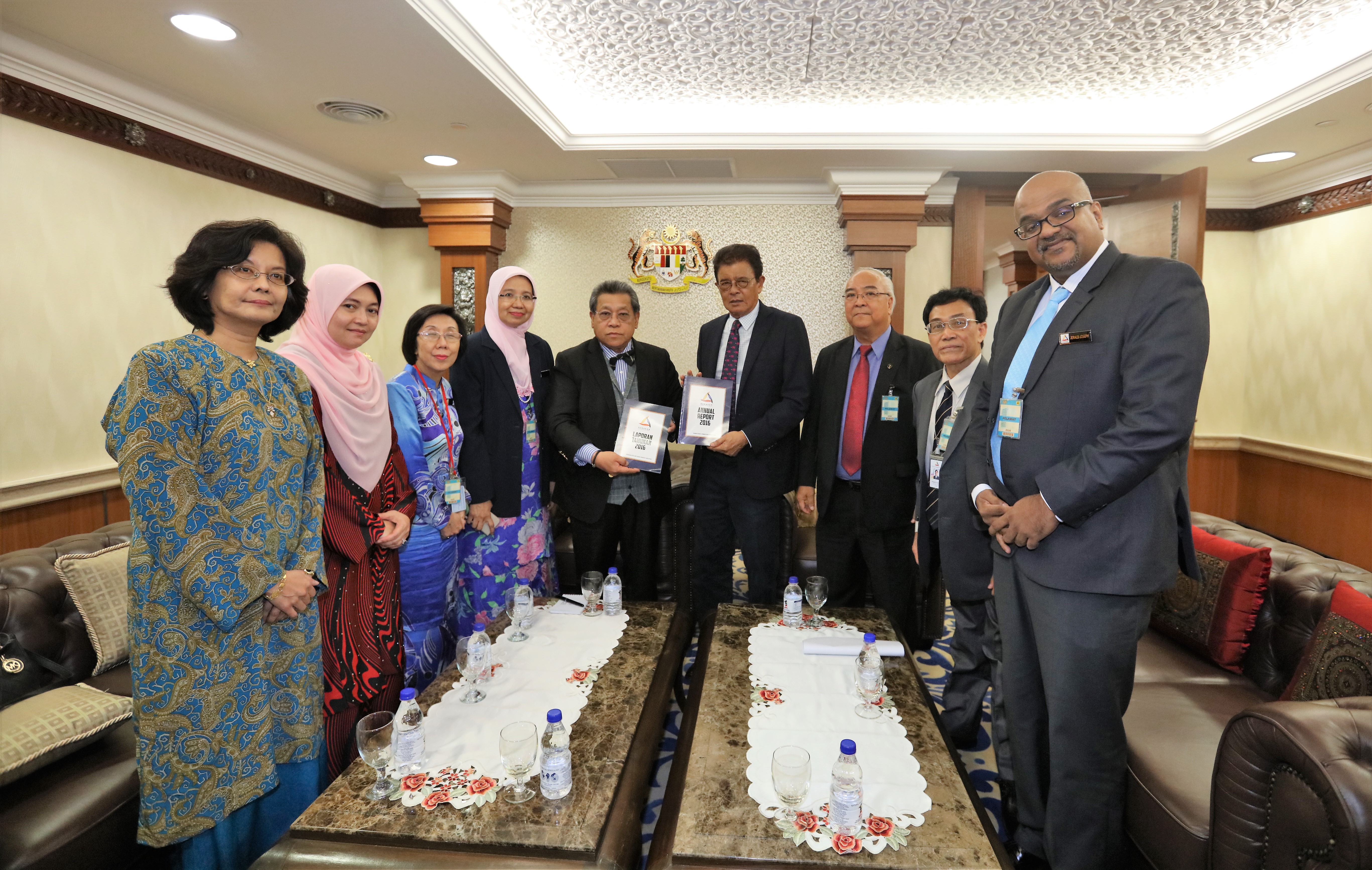 ypdr-terima-laporan-tahunan-2016-suhakam